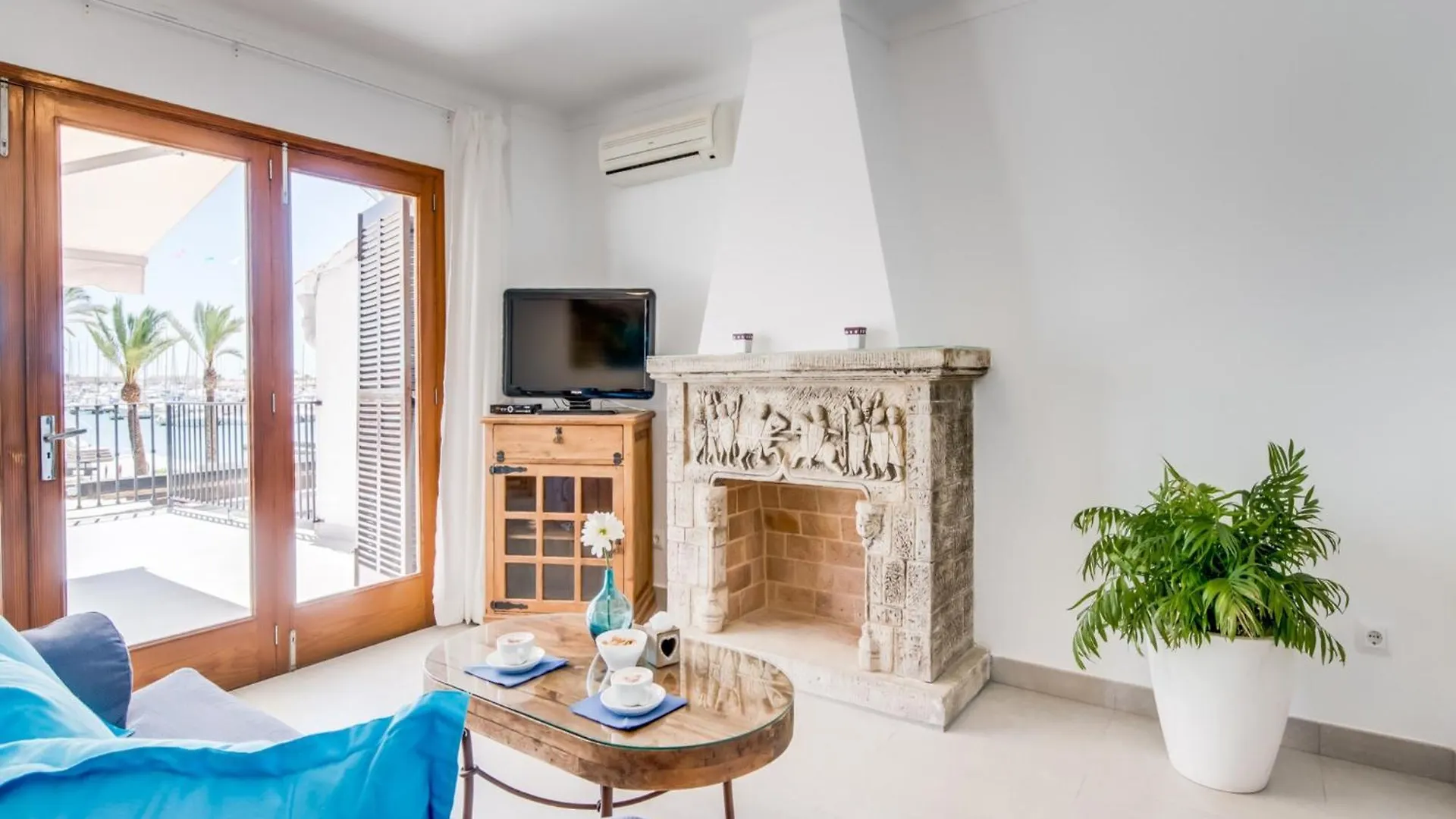 Seafront Apartment With Balcony Порто де Алькудиа